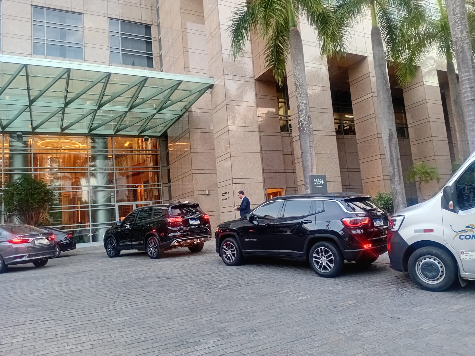 Frota executiva posicionada para atendimento em hotel